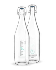 Twee BRITA Classic-flessen met logo's van klanten.