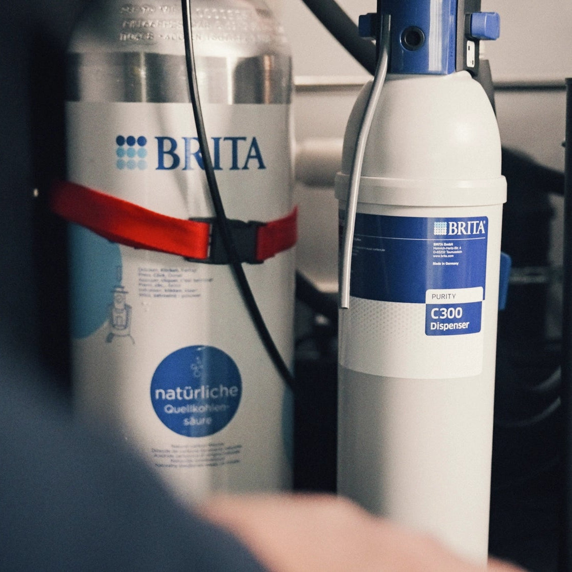 BRITA PURITY C-filter naast een CO₂-patroon.