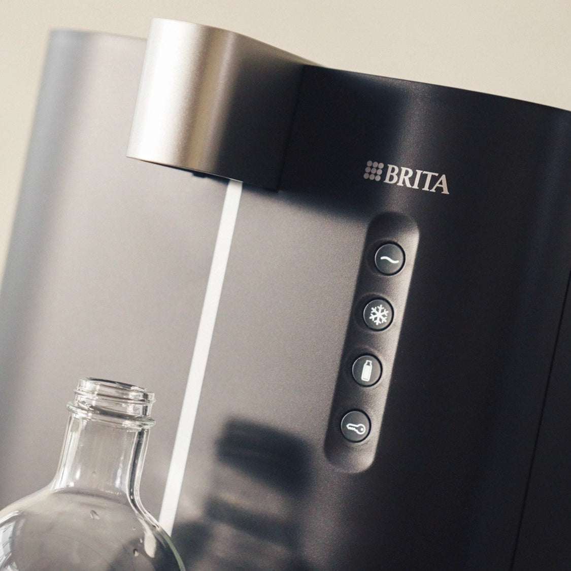 BRITA Top Compact met een doorzichtige fles eronder tegen een neutrale achtergrond.